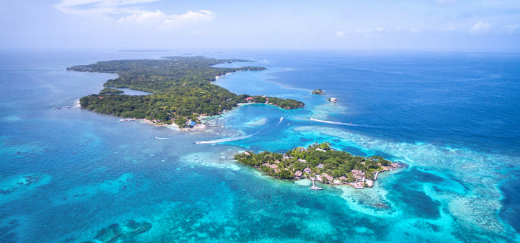 Islas del Rosario vs. Playa Blanca: ¿Cuál elegir para tu día de playa en Cartagena?