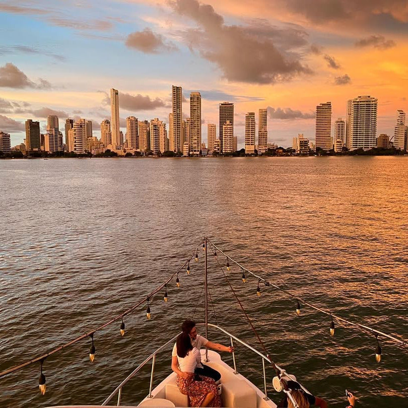 Barra libre y vistas inolvidables del skyline de Cartagena al caer el sol.