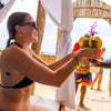 Coctel tropical servido en Mambo Beach con vista al Mar Caribe