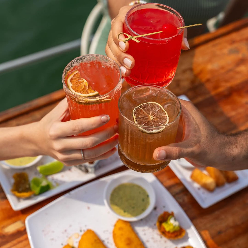 Experiencia premium en el mar: música, bebidas y el dorado atardecer de Cartagena.